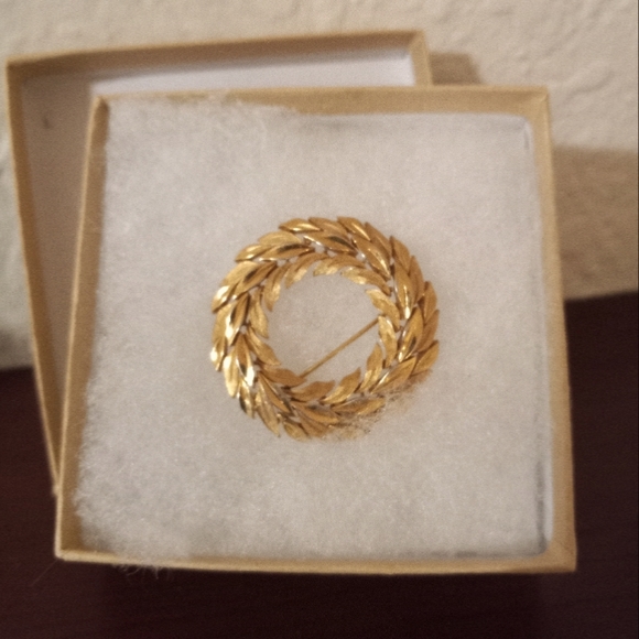 Trifari Jewelry - Trifari brand gold wreath brooch, vintage